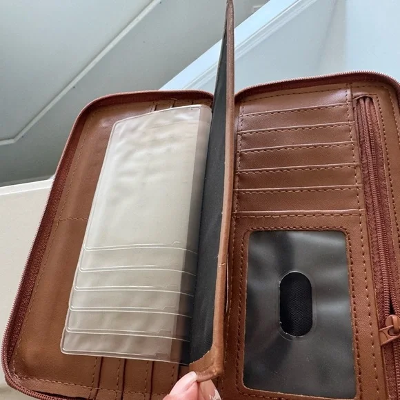 Elegant Brown Leather Women's Wallet - Picture 4 of 5